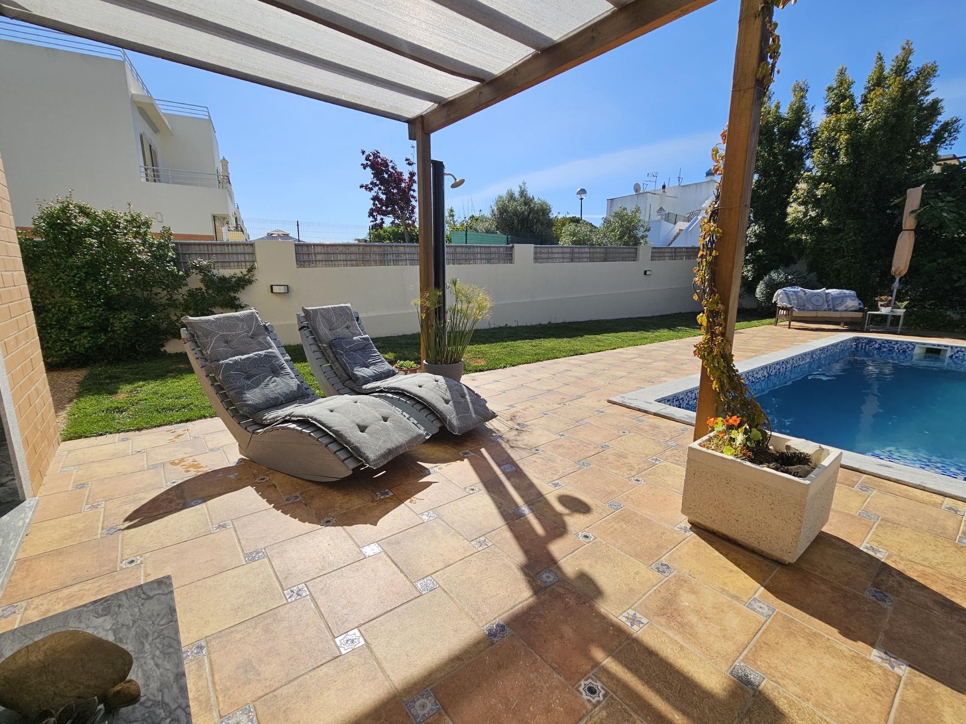 Moradia Moderna com Vista para a Ria Formosa e Rooftop Panorâmico
