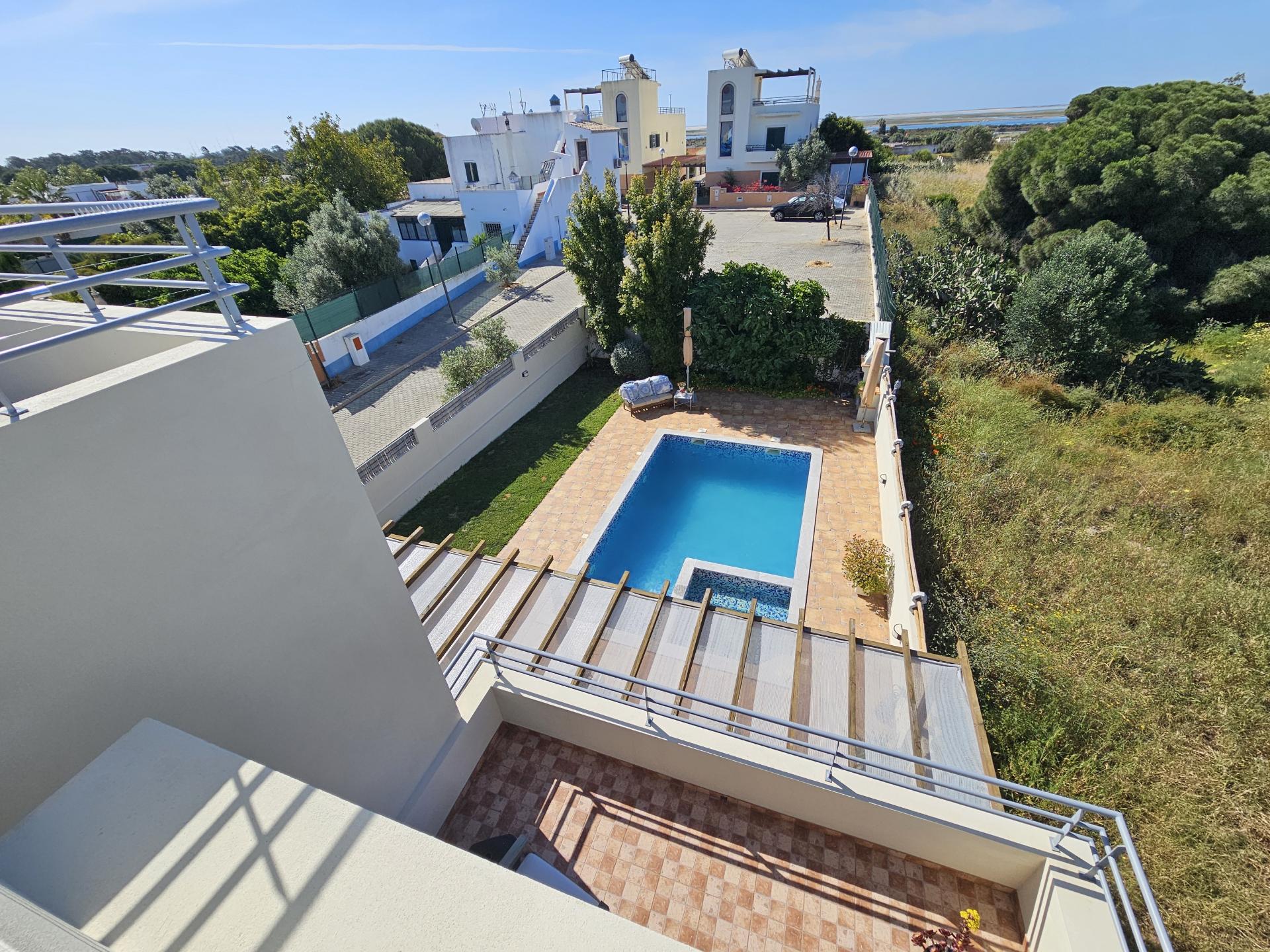 Moradia Moderna com Vista para a Ria Formosa e Rooftop Panorâmico
