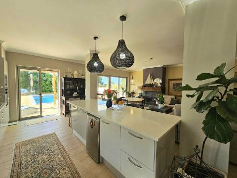 Moradia Moderna com Vista para a Ria Formosa e Rooftop Panorâmico
