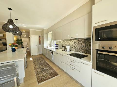 Moradia Moderna com Vista para a Ria Formosa e Rooftop Panorâmico
