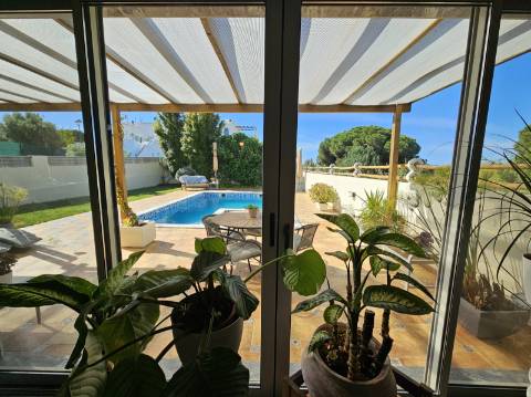 Moradia Moderna com Vista para a Ria Formosa e Rooftop Panorâmico
