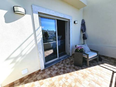 Moradia Moderna com Vista para a Ria Formosa e Rooftop Panorâmico
