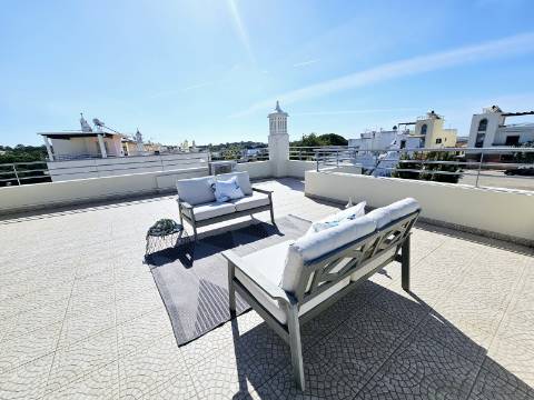 Moradia Moderna com Vista para a Ria Formosa e Rooftop Panorâmico
