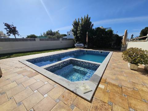 Moradia Moderna com Vista para a Ria Formosa e Rooftop Panorâmico
