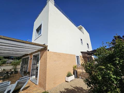 Moradia Moderna com Vista para a Ria Formosa e Rooftop Panorâmico
