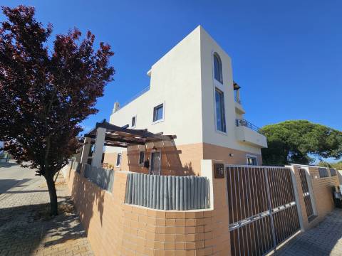 Moradia Moderna com Vista para a Ria Formosa e Rooftop Panorâmico
