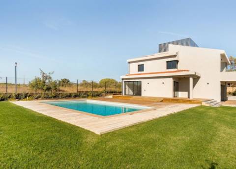 Moradia com 7 quartos em fase final de renovação