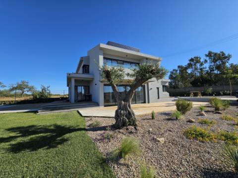 Moradia com 7 quartos em fase final de renovação