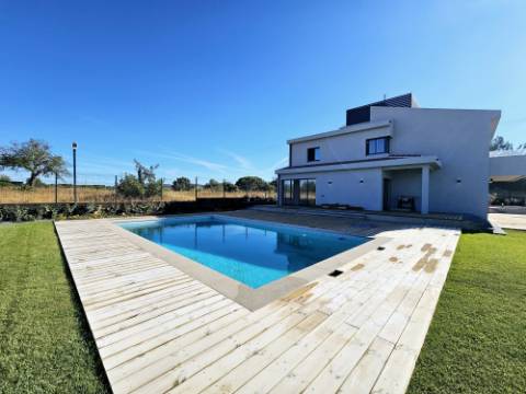 Moradia com 7 quartos em fase final de renovação