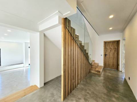 Moradia com 7 quartos em fase final de renovação