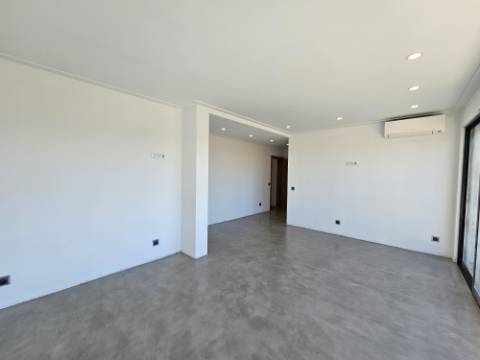 Moradia com 7 quartos em fase final de renovação