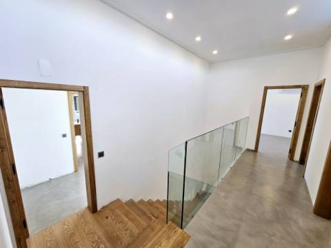 Moradia com 7 quartos em fase final de renovação