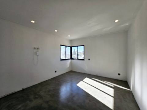 Moradia com 7 quartos em fase final de renovação