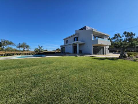 Moradia com 7 quartos em fase final de renovação