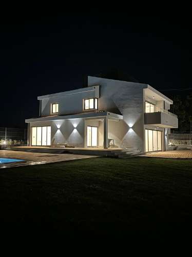 Moradia com 7 quartos em fase final de renovação