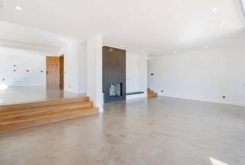 Moradia com 7 quartos em fase final de renovação