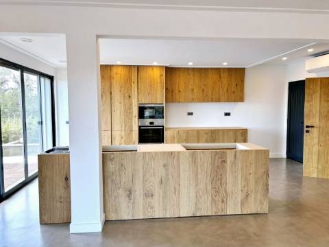 Moradia com 7 quartos em fase final de renovação