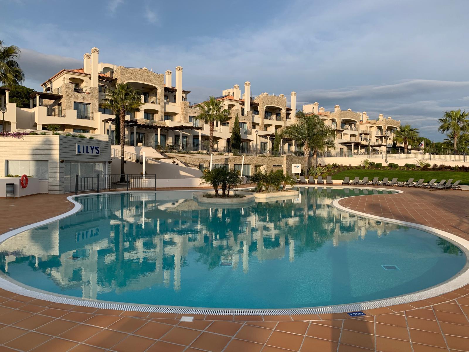 Apartamento de Luxo T2 com Terraço de 42m² no Pine Hills Resort, Vilamoura