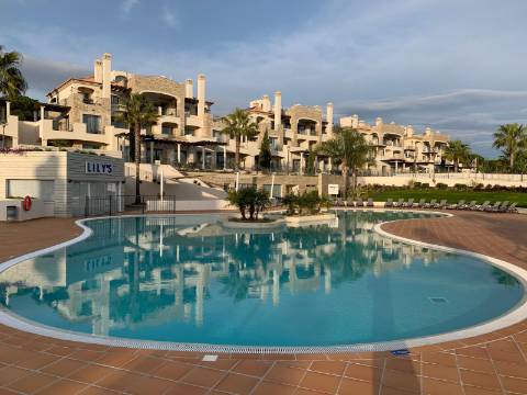 Apartamento de Luxo T2 com Terraço de 42m² no Pine Hills Resort, Vilamoura