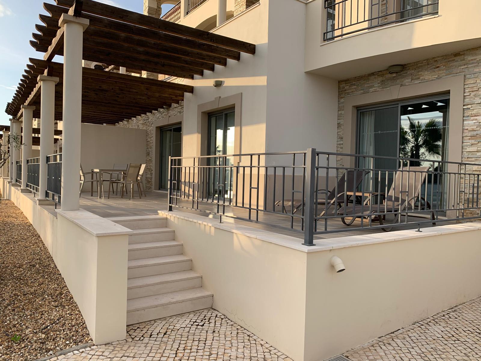 Apartamento de Luxo T2 com Terraço de 42m² no Pine Hills Resort, Vilamoura