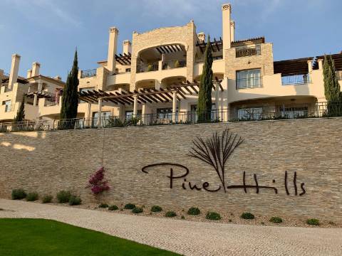 Apartamento de Luxo T2 com Terraço de 42m² no Pine Hills Resort, Vilamoura