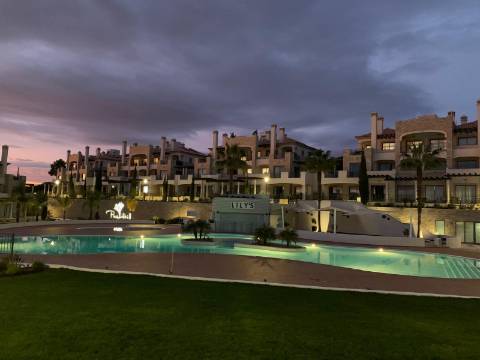 Apartamento de Luxo T2 com Terraço de 42m² no Pine Hills Resort, Vilamoura