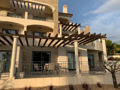 Apartamento de Luxo T2 com Terraço de 42m² no Pine Hills Resort, Vilamoura