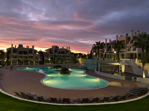 Apartamento de Luxo T2 com Terraço de 42m² no Pine Hills Resort, Vilamoura