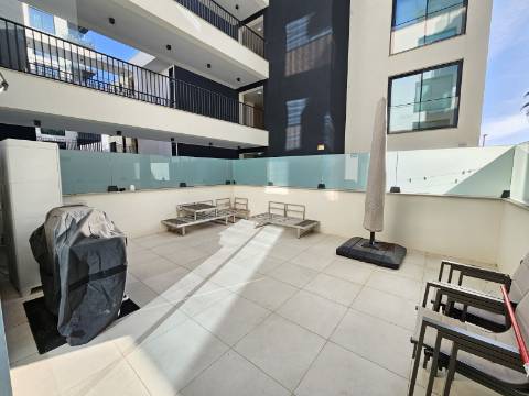 Apenas a 50 metros da praia - Fantástico Apartamento T2 com Terraço Privado em Quarteira