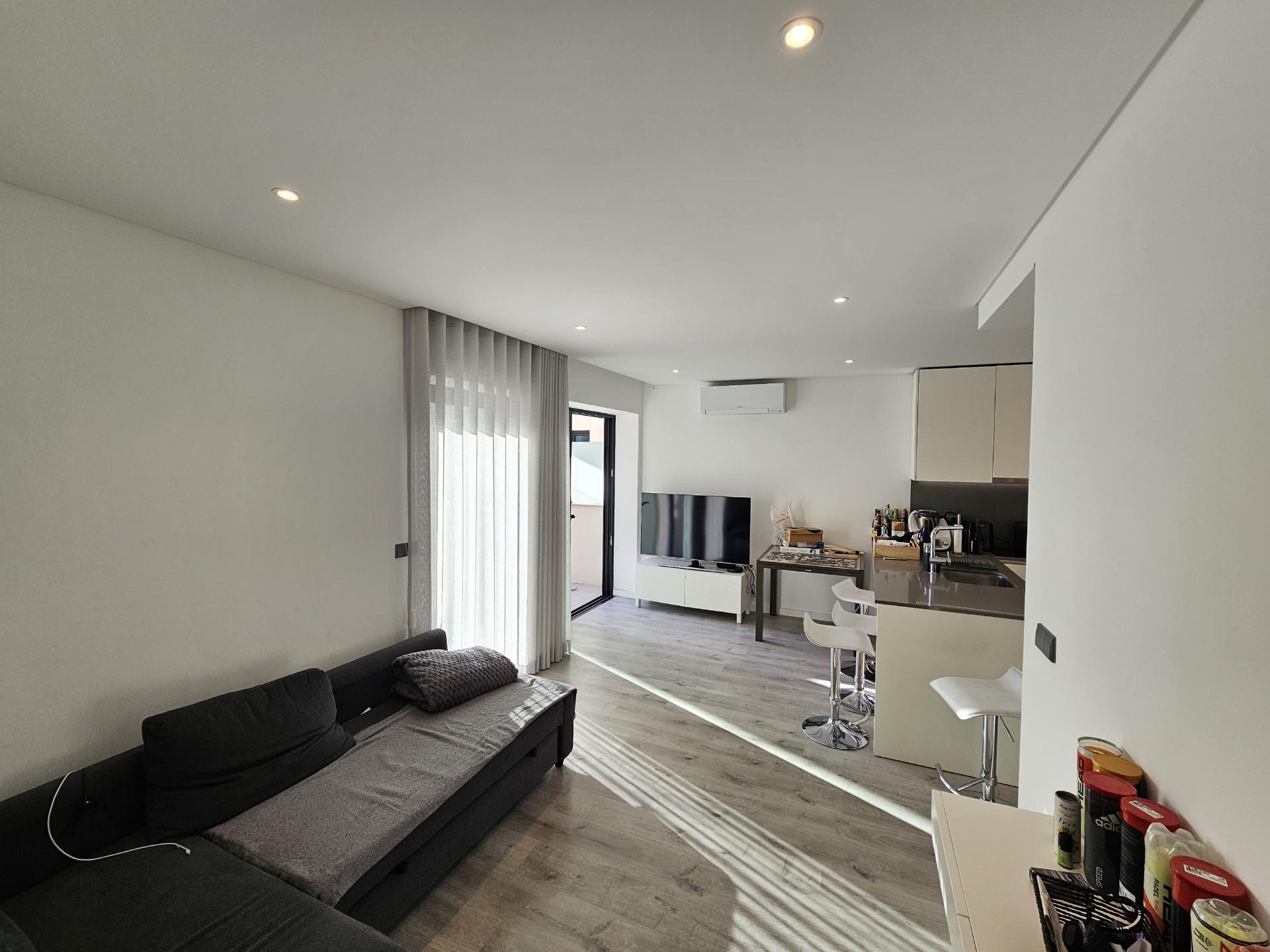 Apenas a 50 metros da praia - Fantástico Apartamento T2 com Terraço Privado em Quarteira