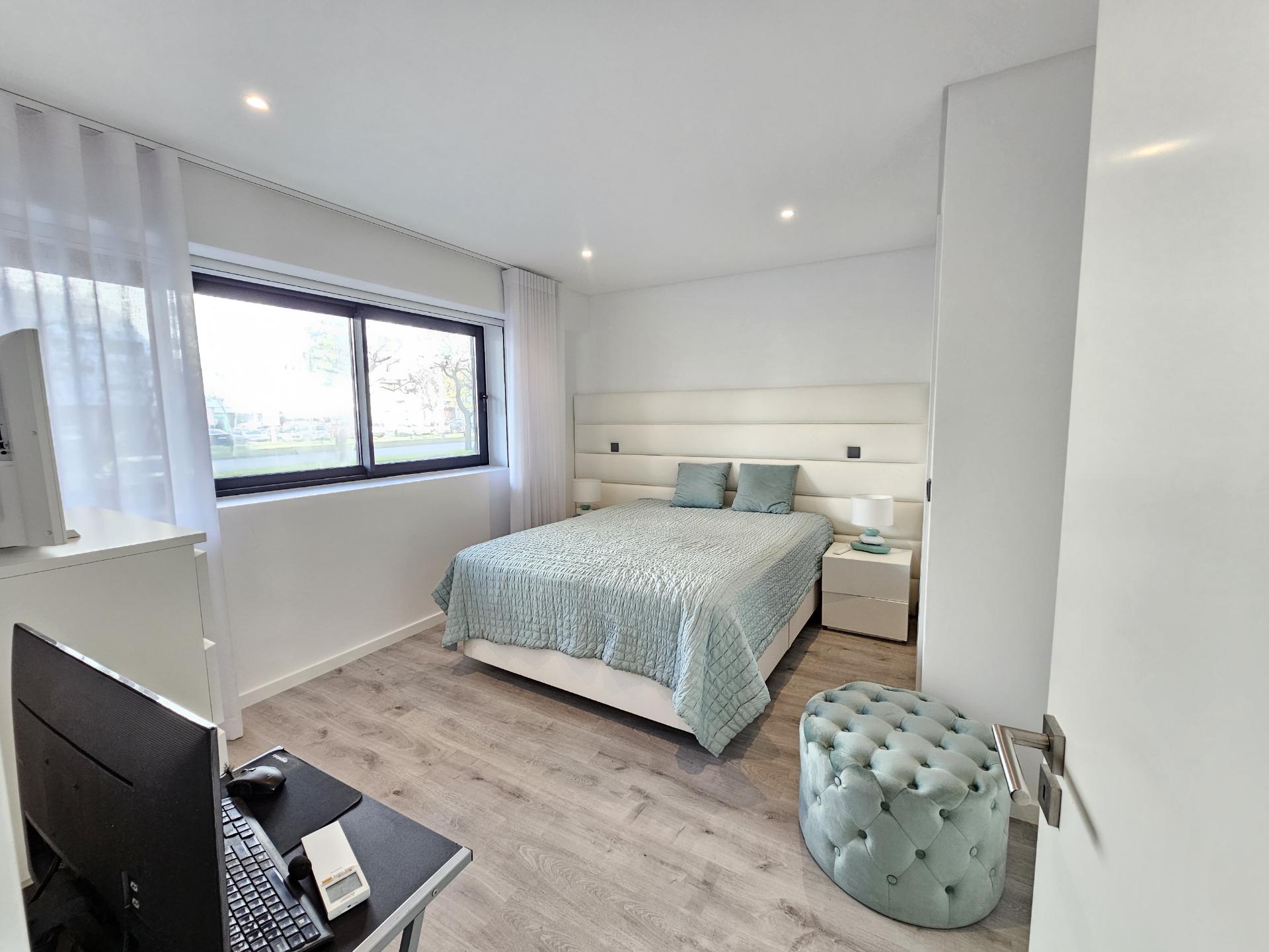 Apenas a 50 metros da praia - Fantástico Apartamento T2 com Terraço Privado em Quarteira