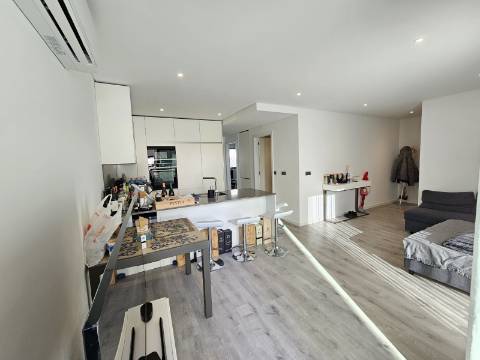 Apenas a 50 metros da praia - Fantástico Apartamento T2 com Terraço Privado em Quarteira