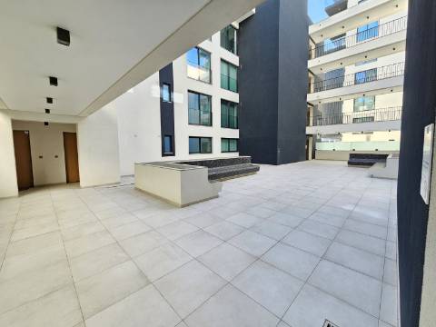 Apenas a 50 metros da praia - Fantástico Apartamento T2 com Terraço Privado em Quarteira