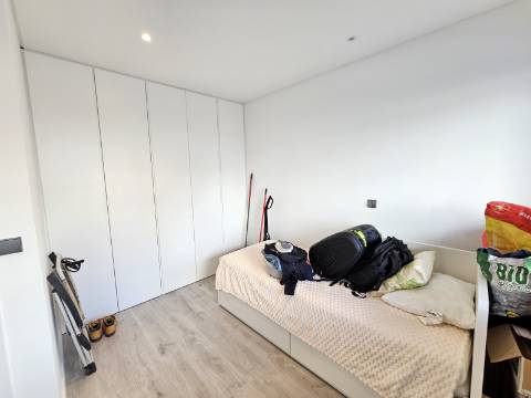 Apenas a 50 metros da praia - Fantástico Apartamento T2 com Terraço Privado em Quarteira