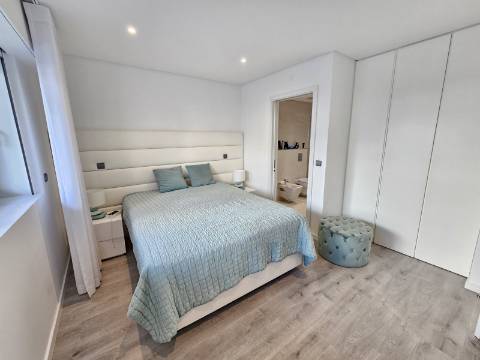 Apenas a 50 metros da praia - Fantástico Apartamento T2 com Terraço Privado em Quarteira