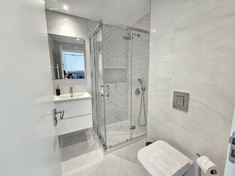 Apenas a 50 metros da praia - Fantástico Apartamento T2 com Terraço Privado em Quarteira