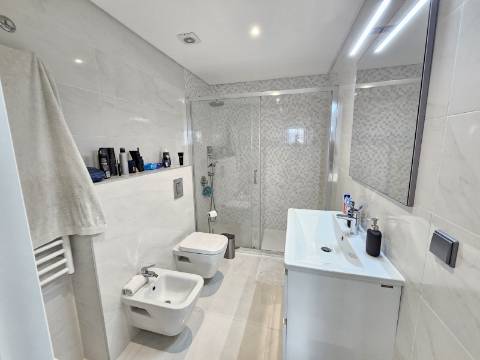 Apenas a 50 metros da praia - Fantástico Apartamento T2 com Terraço Privado em Quarteira