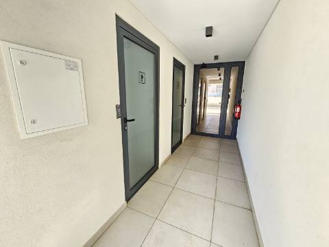 Apenas a 50 metros da praia - Fantástico Apartamento T2 com Terraço Privado em Quarteira