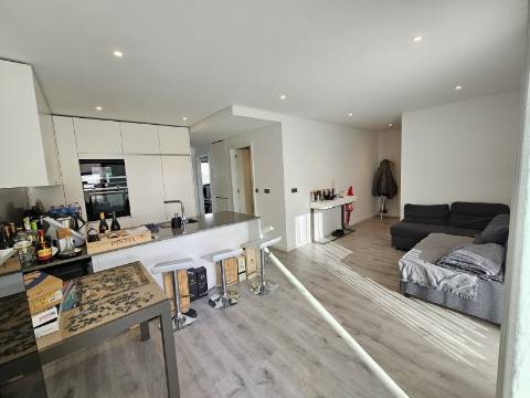 Apenas a 50 metros da praia - Fantástico Apartamento T2 com Terraço Privado em Quarteira