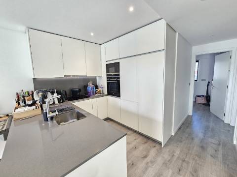 Apenas a 50 metros da praia - Fantástico Apartamento T2 com Terraço Privado em Quarteira