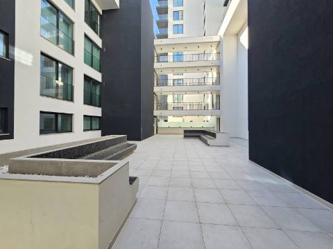 Apenas a 50 metros da praia - Fantástico Apartamento T2 com Terraço Privado em Quarteira