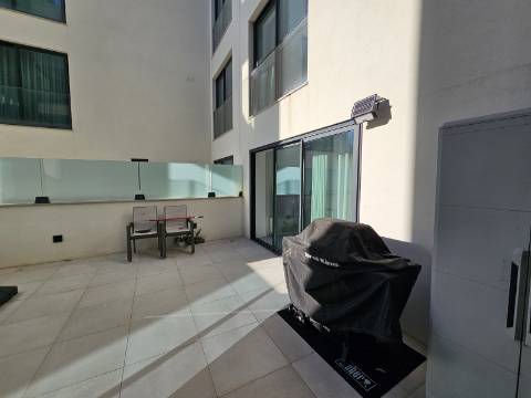 Apenas a 50 metros da praia - Fantástico Apartamento T2 com Terraço Privado em Quarteira