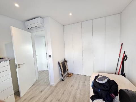 Apenas a 50 metros da praia - Fantástico Apartamento T2 com Terraço Privado em Quarteira