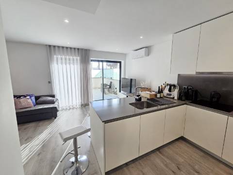 Apenas a 50 metros da praia - Fantástico Apartamento T2 com Terraço Privado em Quarteira