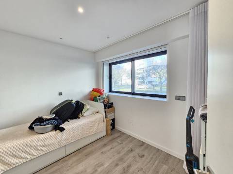 Apenas a 50 metros da praia - Fantástico Apartamento T2 com Terraço Privado em Quarteira