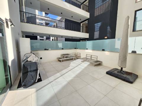 Apenas a 50 metros da praia - Fantástico Apartamento T2 com Terraço Privado em Quarteira