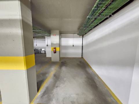 Apenas a 50 metros da praia - Fantástico Apartamento T2 com Terraço Privado em Quarteira