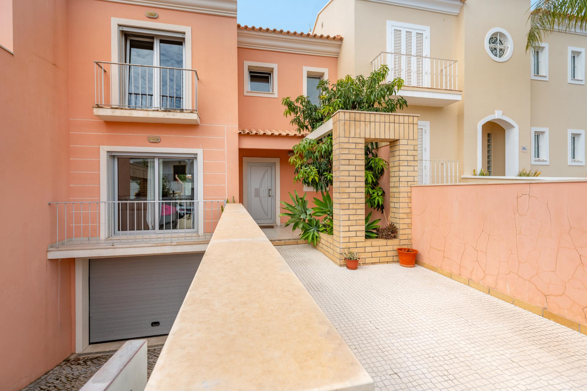 Elegante Moradia T3 à Venda em Boliqueime