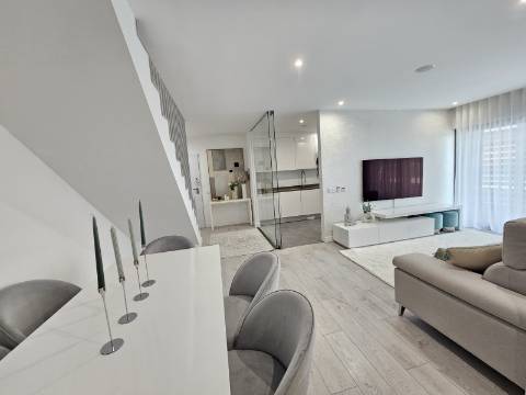 **Duplex 3 quartos de Luxo em Faro - Oportunidade Única! **