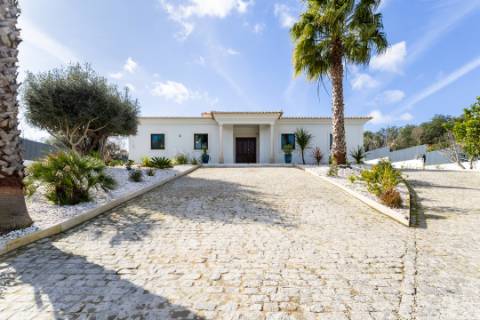 
VILLA DE ALTA QUALIDADE com 5 quartos totalmente renovada em 2023